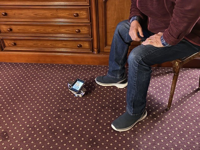 GOSMART au sol assis